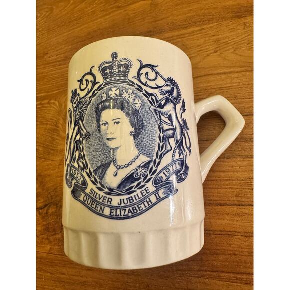 Queen Elizabeth II Silver Jubilee Coffee Tea Cup - Picture 1 of 6